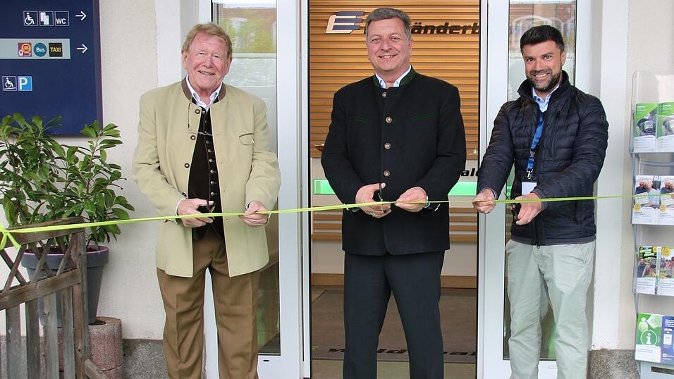 Er&ouml;ffneten das neue Kundencenter mit dem symbolischen Durchschneiden des Bandes (v. l.): zweiter B&uuml;rgermeister G&uuml;nther Pammer, Verkehrsminister Christian Bernreiter und L&auml;nderbahn-Gesch&auml;ftsf&uuml;hrer Eugen Rubinstein.