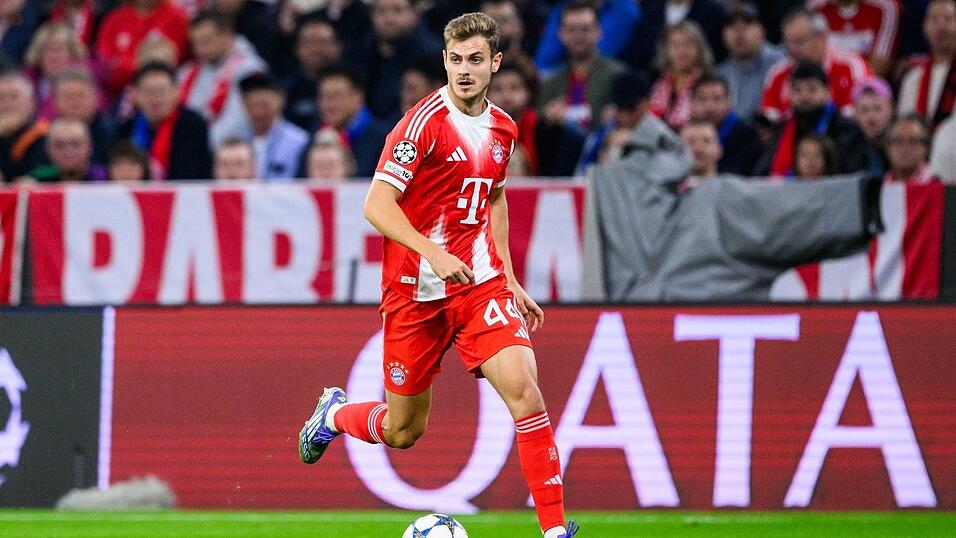 Bayern-Verteidiger Josip Stanisic hat sich im Champions-League-Spiel gegen den FC Chelsea offenbar nicht ernsthaft verletzt. Bayern-Verteidiger Josip Stanisic hat sich im Champions-League-Spiel gegen den FC Chelsea offenbar nicht ernsthaft verletzt.
