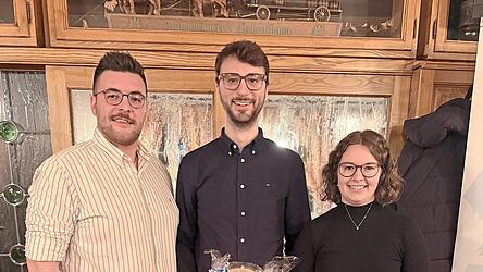 Die JU-Ortsvorsitzenden Mario Forstner und Eva Schwimmbeck mit dem geehrten Gr&uuml;ndungsvorsitzenden Dr. Maximilian Ganslmeier.