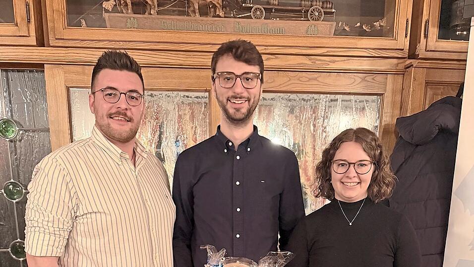 Die JU-Ortsvorsitzenden Mario Forstner und Eva Schwimmbeck mit dem geehrten Gründungsvorsitzenden Dr. Maximilian Ganslmeier. Die JU-Ortsvorsitzenden Mario Forstner und Eva Schwimmbeck mit dem geehrten Gründungsvorsitzenden Dr. Maximilian Ganslmeier.