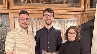 Die JU-Ortsvorsitzenden Mario Forstner und Eva Schwimmbeck mit dem geehrten Gr&uuml;ndungsvorsitzenden Dr. Maximilian Ganslmeier.