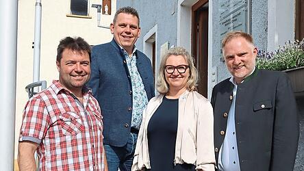 CSU-Bundestagsabgeordneter Peter Aumer (rechts) informierte sich bei seinem Antrittsbesuch bei der neuen B&uuml;rgermeisterin Marion Macht und ihrem Stellvertreter Anton Pinzinger (links) sowie dem stellvertretenden CSU-Ortsverbandsvorsitzenden Florian K&uuml;nzel &uuml;ber die Situation der Gemeinde Brennberg.
