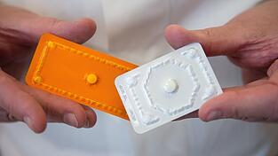 Ein Apotheker h&auml;lt die Pr&auml;parate PiDaNa (l) und ellaOne der Firma HRA Pharma am 29.04.2015 in Hamburg in der Hand.