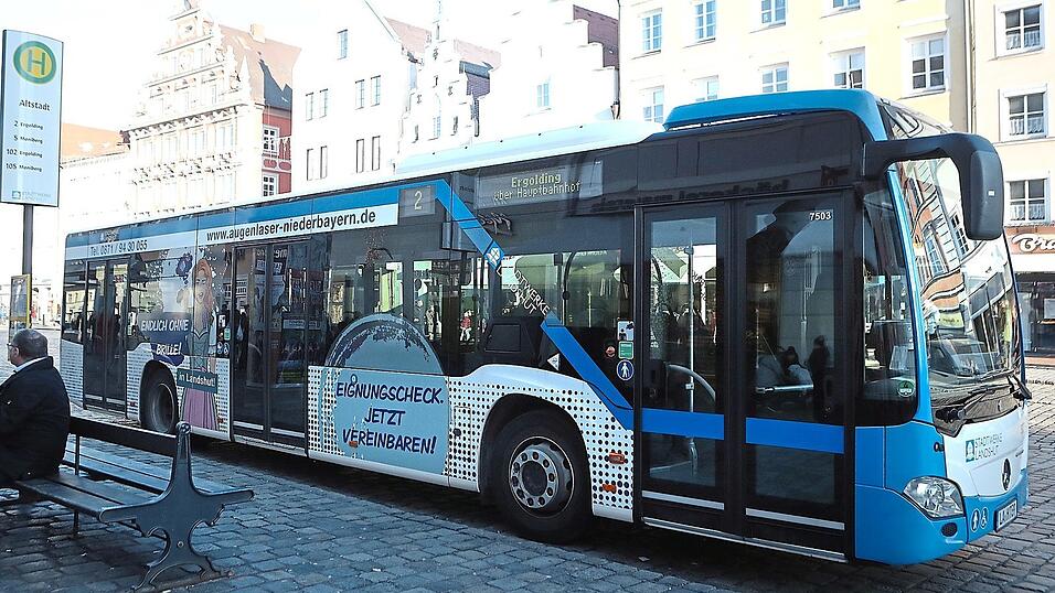 Wann kommt der Bus? F&uuml;r eine Antwort auf diese Frage m&uuml;ssen die Landshuter noch mit den Anzeigen an den Bushaltestellen vorliebnehmen - wann die Bus-App kommt, bleibt ungewiss.