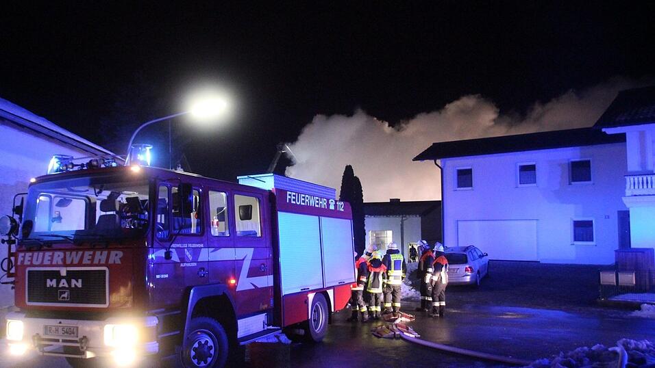 Im Laberweintinger Ortsteil Untergraßlfing ist es in der Nacht zu einem Brand gekommen. Im Laberweintinger Ortsteil Untergraßlfing ist es in der Nacht zu einem Brand gekommen.