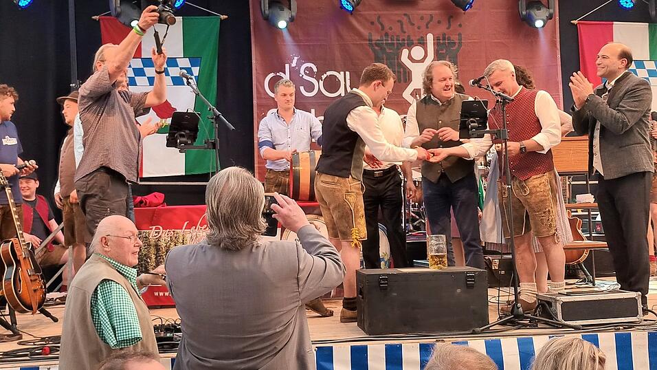 Kurz vorm Bieranstich am Freitag im Festzelt.