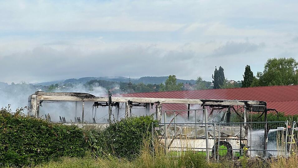 Der Bus brannte v&ouml;llig aus.