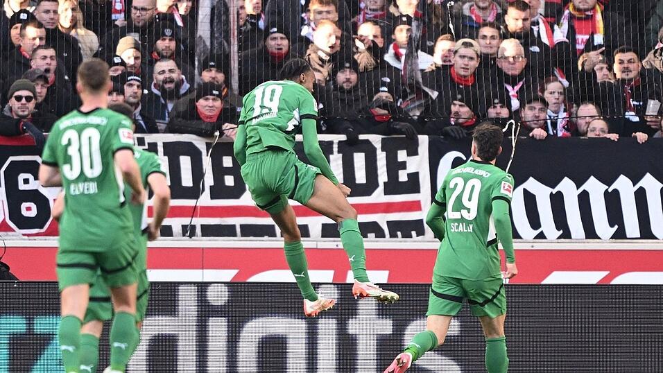 Nathan Ngoumou (M) beim Jubelsprung nach seinem Treffer.