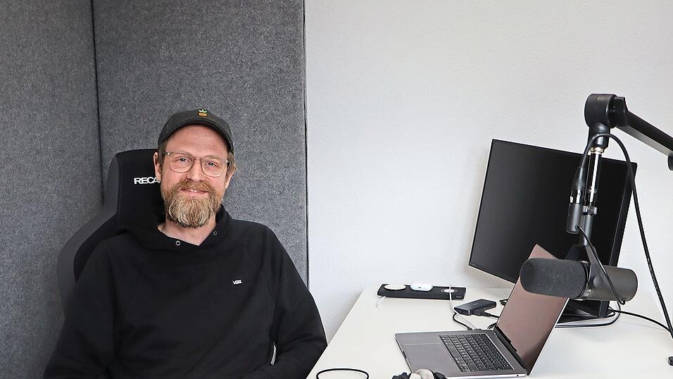 In seinem B&uuml;ro in der Pr&uuml;feninger Stra&szlig;e nimmt Daniel Me&szlig;ner die Podcastfolgen auf.
