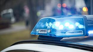 Ein Busfahrer und ein Schüler meldeten sich bei der Polizei, weil sie die zwei Jungen alleine entdeckten. (Symbolbild)