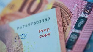 Die beiden Verdächtigen sollen nach bisherigem Ermittlungsstand mehr als 300.000 Euro Falschgeld hergestellt und in den Umlauf gebracht haben. (Symbolbild) Die beiden Verdächtigen sollen nach bisherigem Ermittlungsstand mehr als 300.000 Euro Falschgeld hergestellt und in den Umlauf gebracht haben. (Symbolbild)