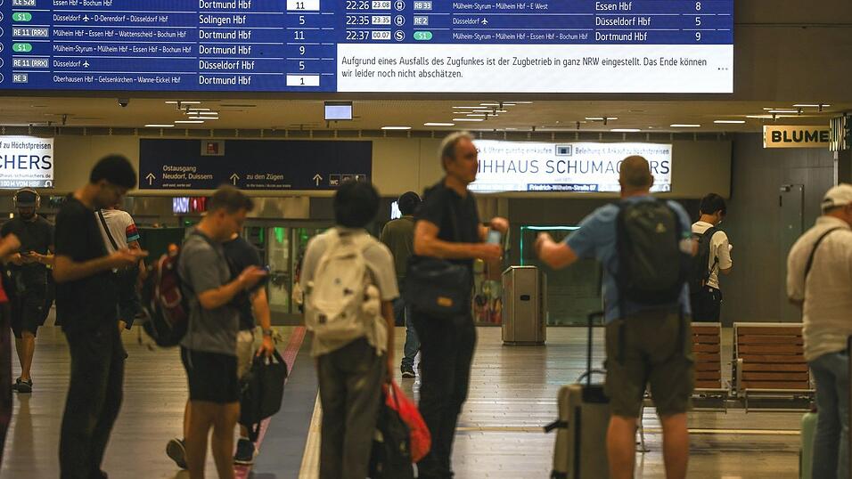 Bahnverkehr wegen Funkstörung bundesweit eingestellt. Bahnverkehr wegen Funkstörung bundesweit eingestellt.