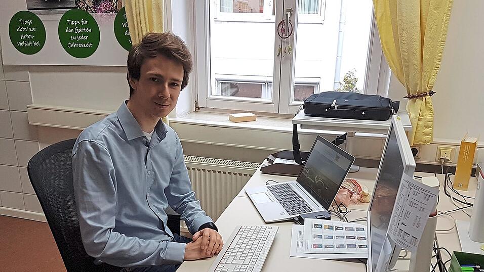 Lorz ist seit Anfang August am Amt für Ernährung, Landwirtschaft und Forsten in Straubing. Dort bleibt er im Rahmen seines Vorbereitungsdienstes bis kommenden Mai. Lorz ist seit Anfang August am Amt für Ernährung, Landwirtschaft und Forsten in Straubing. Dort bleibt er im Rahmen seines Vorbereitungsdienstes bis kommenden Mai.