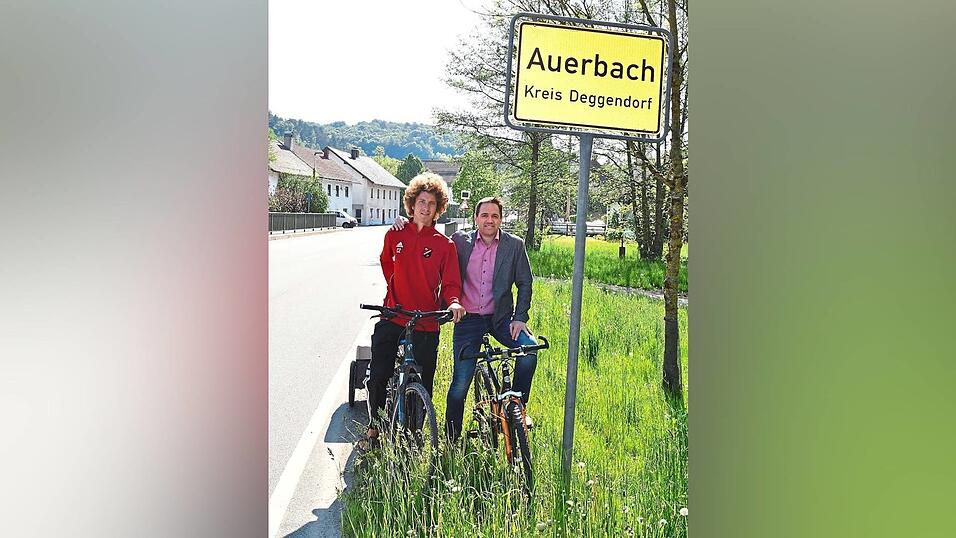 Bürgermeister Gerhard Weber (r.) holte Andreas Stangl vor kurzem an der Auerbacher Ortsgrenze ab.