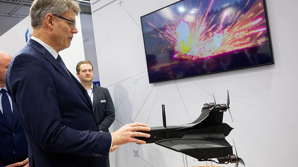 Bundesverkehrsminister Patrick Schnieder (CDU) bei der Messe Xponential am Messestand von Rheinmetall, wo eine Abfangdrohne zu sehen ist.
