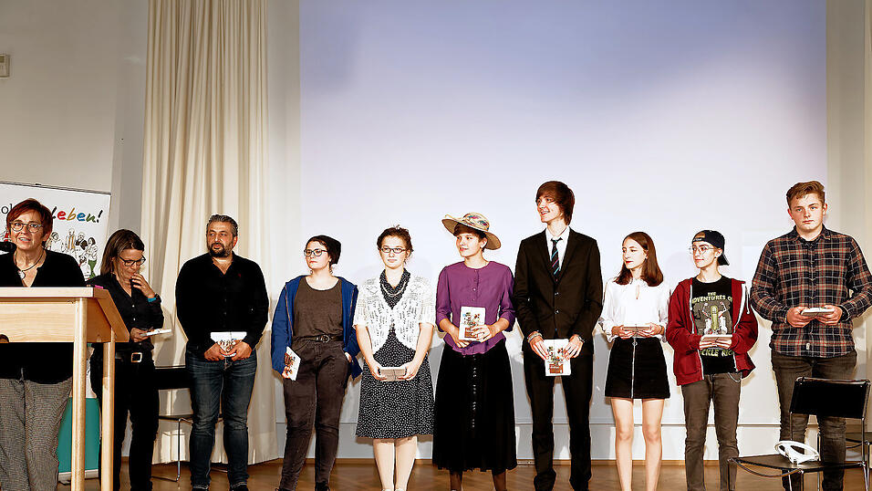 Ursula Kessler (l.) dankte den Schauspielern des Robert-Koch-Gymnasiums und Cem Yasinoglu (3. v. l.) f&uuml;r die Auff&uuml;hrung des Sketches 'Deggendorf f&auml;hrt Taxi' unter der Leitung von Sonja W&uuml;rf (2. v. l.).