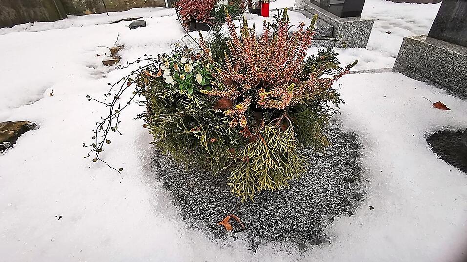 Auf dieses von Aufl&ouml;sung bedrohte Grab bringt immer noch jemand Blumen.