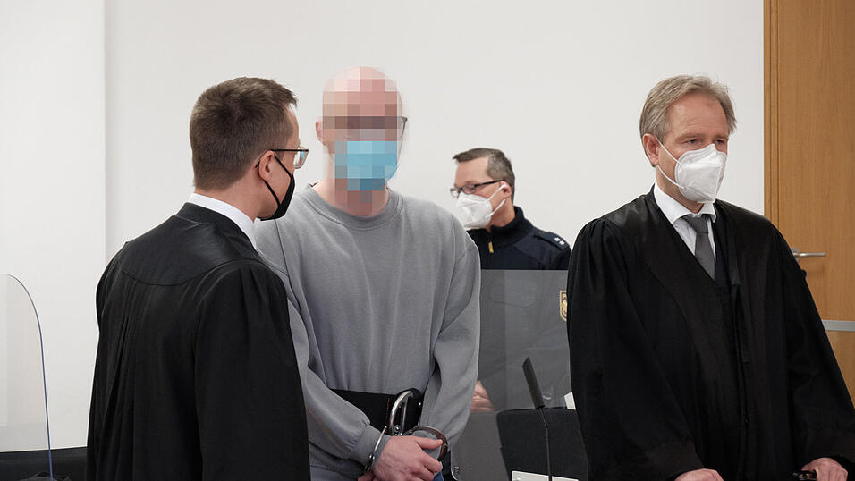 Dominik R. (M.) soll seine Ex-Freundin Lisa H. umgebracht und in einen Plastiksack verpackt haben. Danach floh er mit dem gemeinsamen Sohn nach Spanien. 2017 wurde er deshalb wegen Totschlags verurteilt. Weil das Gericht aufgrund von Falschaussagen entschied, beginnt der Prozess jetzt erneut. Diesmal am Landgericht Deggendorf. Dominik R. (M.) soll seine Ex-Freundin Lisa H. umgebracht und in einen Plastiksack verpackt haben. Danach floh er mit dem gemeinsamen Sohn nach Spanien. 2017 wurde er deshalb wegen Totschlags verurteilt. Weil das Gericht aufgrund von Falschaussagen entschied, beginnt der Prozess jetzt erneut. Diesmal am Landgericht Deggendorf.