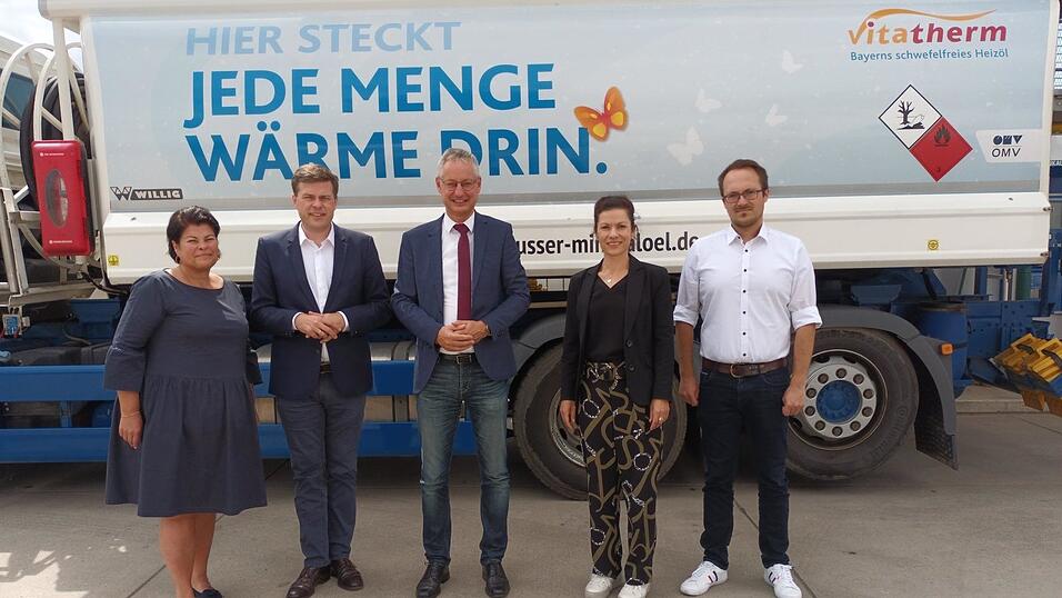 OB Markus Pannermayr (Mitte) informierte sich zusammen mit Daniela Bachmeier (2.v.r.) und Alexander Schießl (r.) von der Wirtschaftsförderung der Stadt über die Situation bei der Firma Nusser Mineralöl: Deren Geschäftsführer Monika Bader und Hubertus Bader (v.l.) gaben dabei einen tiefen Einblick in die Probleme der Energiewende. OB Markus Pannermayr (Mitte) informierte sich zusammen mit Daniela Bachmeier (2.v.r.) und Alexander Schießl (r.) von der Wirtschaftsförderung der Stadt über die Situation bei der Firma Nusser Mineralöl: Deren Geschäftsführer Monika Bader und Hubertus Bader (v.l.) gaben dabei einen tiefen Einblick in die Probleme der Energiewende.