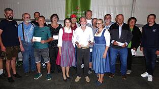 Festmutter Marie-Luise Skinner und Festbraut Franziska Fritsch gratulieren dem Sieger Manfred Ried, der sich gegen 355 weitere Teilnehmer beim Preisschafkopfturnier der Feuerwehr Wetterfeld durchsetzen konnte.