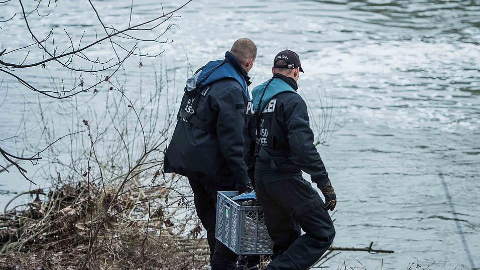 Polizeitaucher suchen am Freitagvormittag in der Donau nach der seit Sonntag vermissten Malina Klaar. An dieser Stelle hatten die Leichenspürhunde am Donnerstag angeschlagen. Polizeitaucher suchen am Freitagvormittag in der Donau nach der seit Sonntag vermissten Malina Klaar. An dieser Stelle hatten die Leichenspürhunde am Donnerstag angeschlagen.