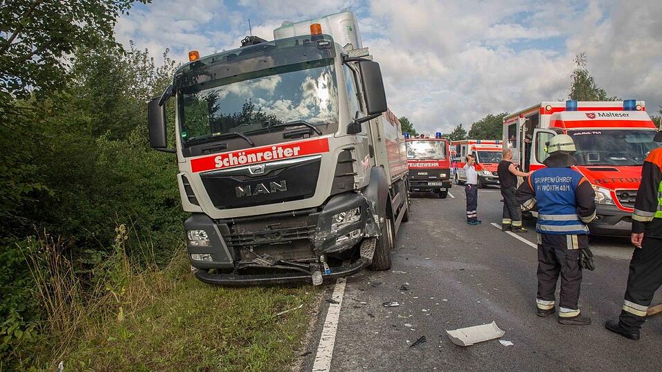 Schwerer Unfall am Freitagmorgen bei Postau (Kreis Landshut). Dort kollidierte ein Auto auf der Gegenfahrbahn frontal mit einem Lastwagen.