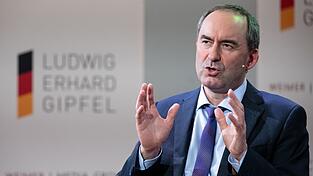 In früheren Jahren kam Bayerns Wirtschaftsminister Hubert Aiwanger gerne und regelmäßig zum Erhard-Gipfel an den Tegernsee - in diesem Jahr hat er sich noch nicht final entschieden. (Archivbild) In früheren Jahren kam Bayerns Wirtschaftsminister Hubert Aiwanger gerne und regelmäßig zum Erhard-Gipfel an den Tegernsee - in diesem Jahr hat er sich noch nicht final entschieden. (Archivbild)