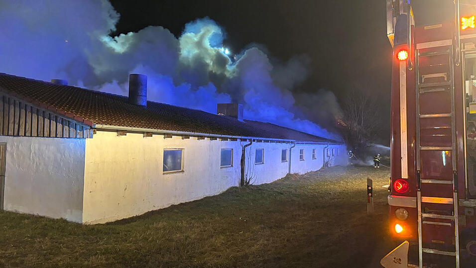 Zahlreiche Feuerwehrkr&auml;fte aus der Region bek&auml;mpften am Dienstagmorgen einen Scheunenbrand in der Deggendorfer Stra&szlig;e.&nbsp;&nbsp; &nbsp;