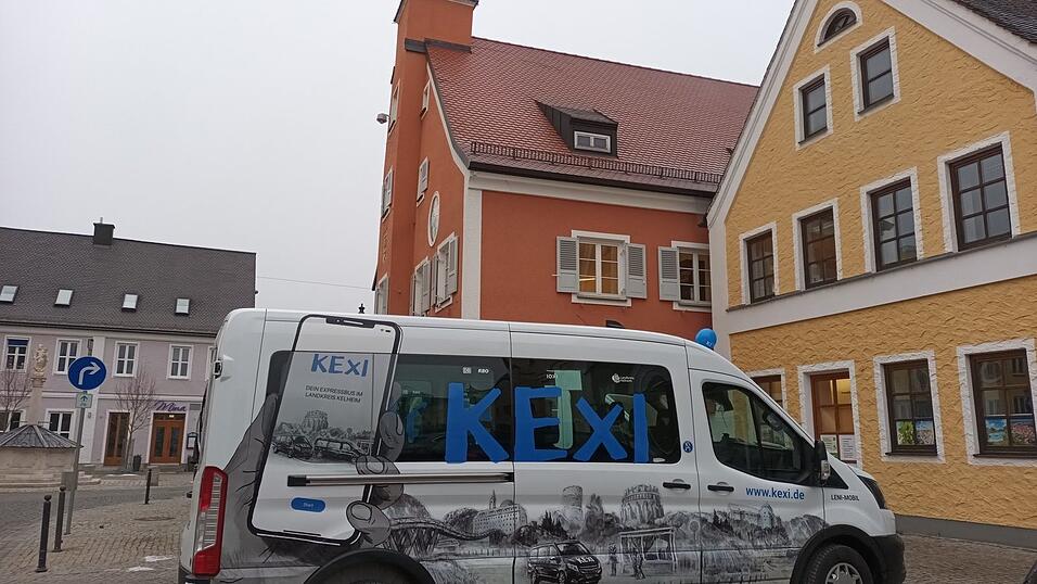 Ein Kexi steht vor dem Mainburger Rathaus. Das On-Demand-Angebot des Landkreises wird um zwei Jahre verlängert. Ein Kexi steht vor dem Mainburger Rathaus. Das On-Demand-Angebot des Landkreises wird um zwei Jahre verlängert.