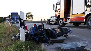 Bei dem Unfall auf der B 299 sind ein Motorradfahrer und eine Autofahrerin verletzt worden. Bei dem Unfall auf der B 299 sind ein Motorradfahrer und eine Autofahrerin verletzt worden.