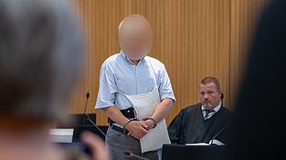Der 71-J&auml;hrige war nach mehreren Hitlergr&uuml;&szlig;en besonders gesichert in den Saal gebracht worden. (Archivbild)