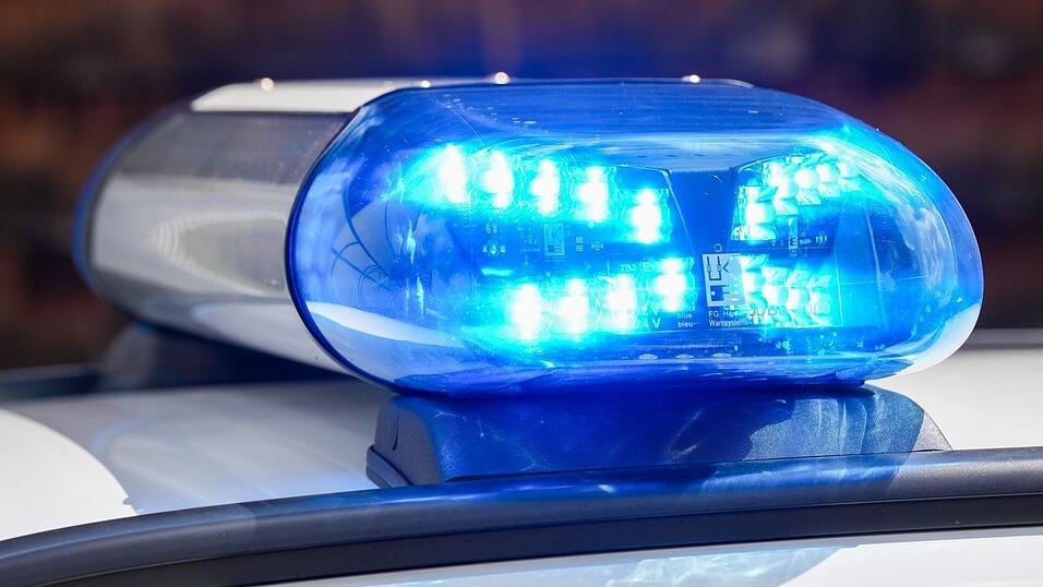Die Polizei sucht, wie sie mitteilt, zwei Frauen, die am Dienstag, 8. September, bei einem Unfall in der Straubinger Straße Erste Hilfe geleistet haben. (Symbolbild) Die Polizei sucht, wie sie mitteilt, zwei Frauen, die am Dienstag, 8. September, bei einem Unfall in der Straubinger Straße Erste Hilfe geleistet haben. (Symbolbild)