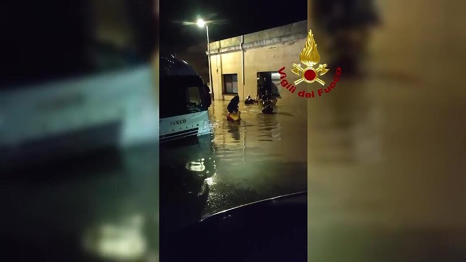 Auf der italienischen Mittelmeerinsel Elba hat die Feuerwehr nach schweren Regenfällen Dutzende Menschen in Sicherheit gebracht. Auf der italienischen Mittelmeerinsel Elba hat die Feuerwehr nach schweren Regenfällen Dutzende Menschen in Sicherheit gebracht.