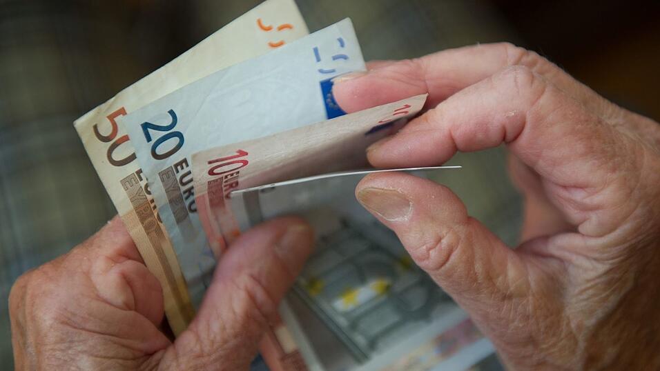 Manche Rentner kommen kaum über die Runden, andere haben relativ hohe Einkommen. (Symbolbild) Manche Rentner kommen kaum über die Runden, andere haben relativ hohe Einkommen. (Symbolbild)