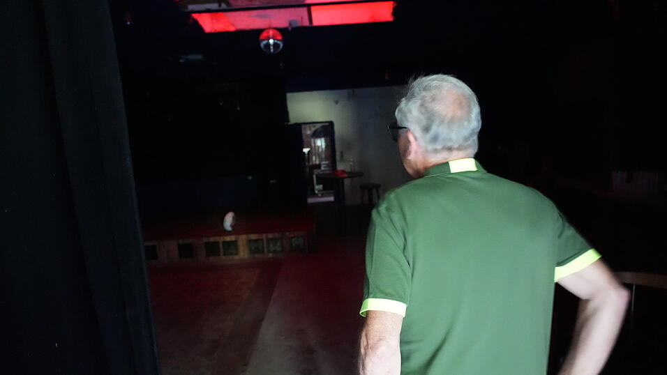 Hinein in den Eventraum mit B&uuml;hne. Er findet keinen Lichtschalter.