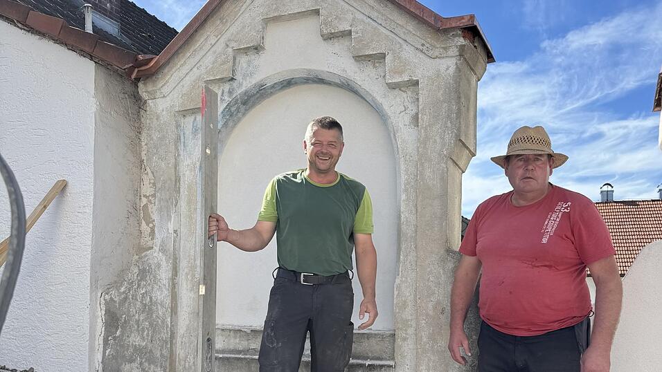 Kirchenpfleger Christian Pinkl (l.) und Josef Hopfensperger (r.) von der Kirchenverwaltung bei den Arbeiten an den neuen Urnen-Erdgräbern am Friedhof in Zeholfing. Kirchenpfleger Christian Pinkl (l.) und Josef Hopfensperger (r.) von der Kirchenverwaltung bei den Arbeiten an den neuen Urnen-Erdgräbern am Friedhof in Zeholfing.