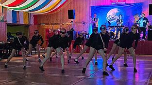Die Jazzdance-Gruppe &bdquo;Little Mix&ldquo; bei ihrer Darbietung.