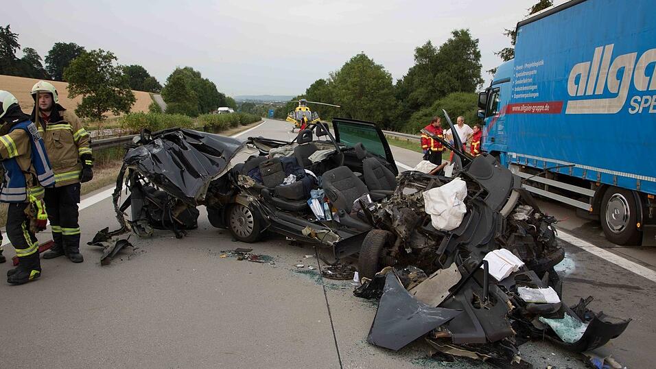 Auf der A92 bei Altdorf ist am Freitagabend ein Autofahrer in einen stehenden Lastwagen gekracht und dabei schwer verletzt worden. (Fotos: FD)