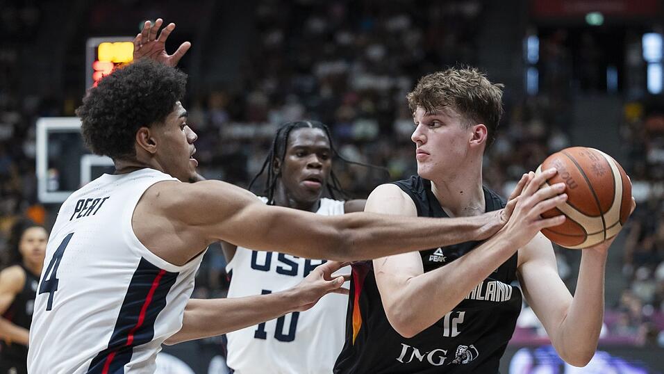 Eric Reibe (rechts) ist einer der deutschen Nachwuchsbasketballer, die an einem College in den USA spielen. (Archivbild)