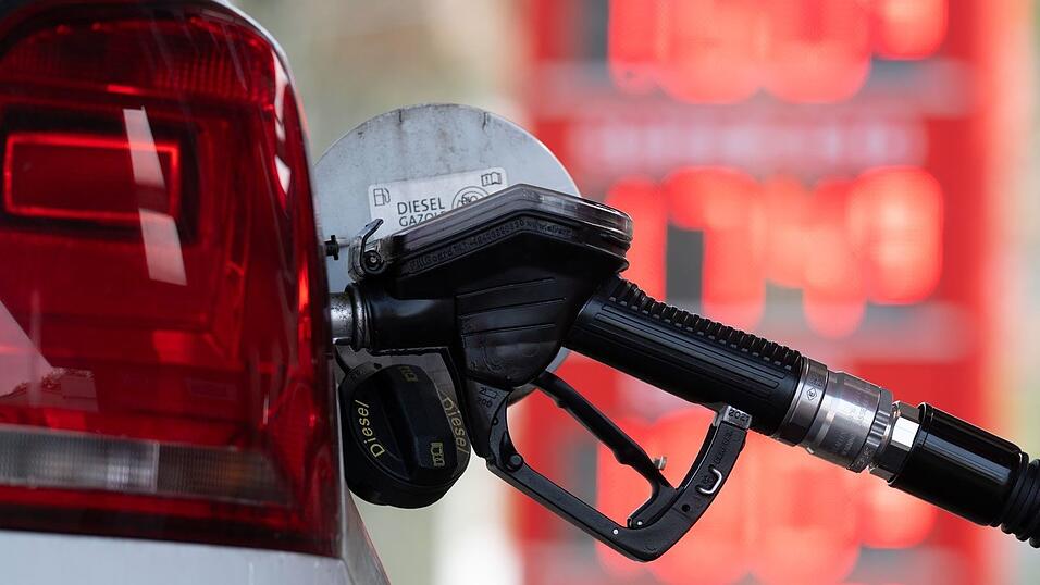 Spritpreise belasten die Verbraucherinnen und Verbraucher aktuell. (Symbolbild)