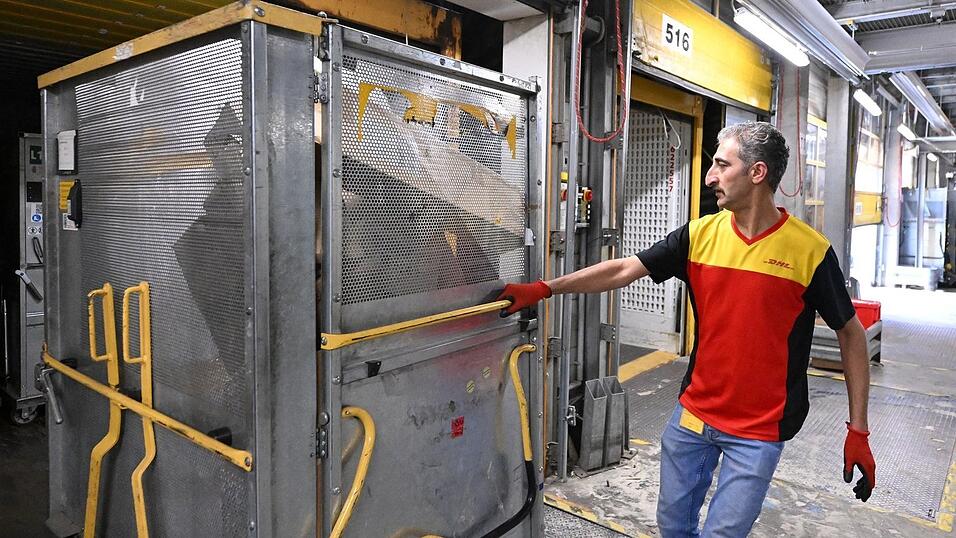Viele Flüchtlinge aus Syrien arbeiten bei Post-, Kurier und Expressdiensten, für Zeitarbeitsfirmen, in der Gastronomie, im Einzelhandel oder im Gesundheitswesen. Viele Flüchtlinge aus Syrien arbeiten bei Post-, Kurier und Expressdiensten, für Zeitarbeitsfirmen, in der Gastronomie, im Einzelhandel oder im Gesundheitswesen.