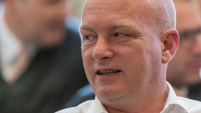 Joachim Wolbergs, suspendierter Oberbürgermeister von Regensburg, sitzt im Verhandlungssaal des Landgerichts. Joachim Wolbergs, suspendierter Oberbürgermeister von Regensburg, sitzt im Verhandlungssaal des Landgerichts.