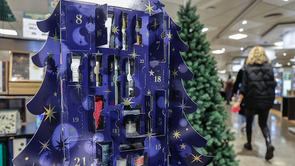 Ein Adventskalender mit Pflegeprodukten steht in einem Kaufhaus. Ein Adventskalender mit Pflegeprodukten steht in einem Kaufhaus.