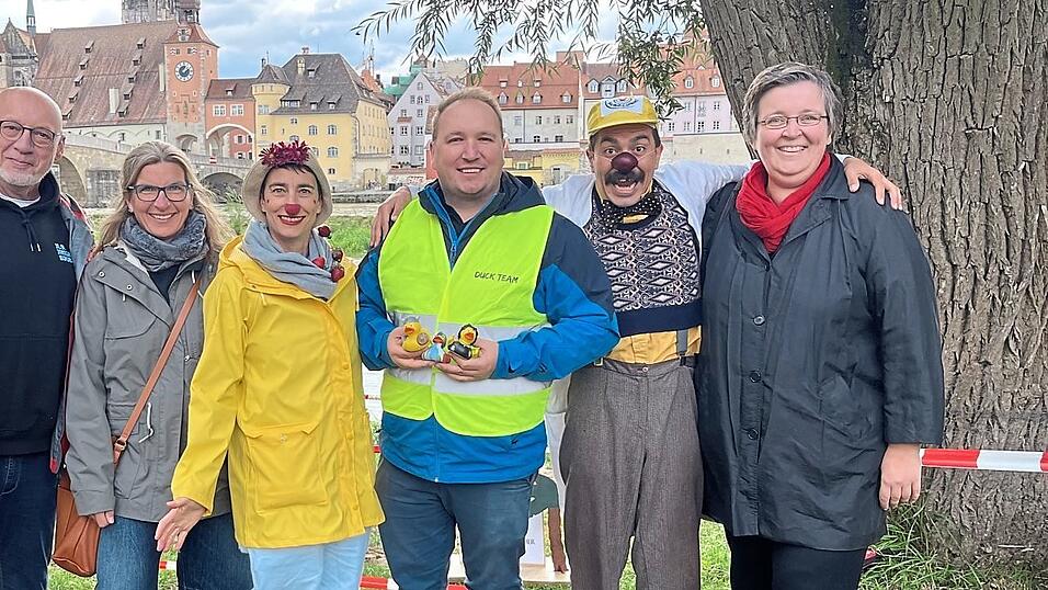 Eugen Daser (von links), Sabine Daser, Franziska Neppl als 'Fanni Punktum', Thomas Roy, Maximilian Meier als 'Siggi' und Nadine Guggenberger. Eugen Daser (von links), Sabine Daser, Franziska Neppl als 'Fanni Punktum', Thomas Roy, Maximilian Meier als 'Siggi' und Nadine Guggenberger.