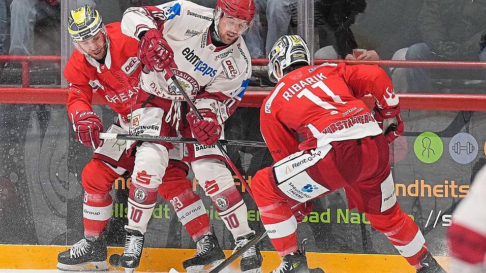 Eng in die Mangel genommen: Julian Kornelli (Mitte) sah sich gegen robuste Bad Nauheimer teils einer Doppelbewachung ausgesetzt. Einmal entwischte er seinen Gegenspielern und f&auml;lschte den Puck zum 3:3-Ausgleich f&uuml;r den EVL ab. Am Ende mussten sich die Landshuter in der Overtime mit 3:4 geschlagen geben.