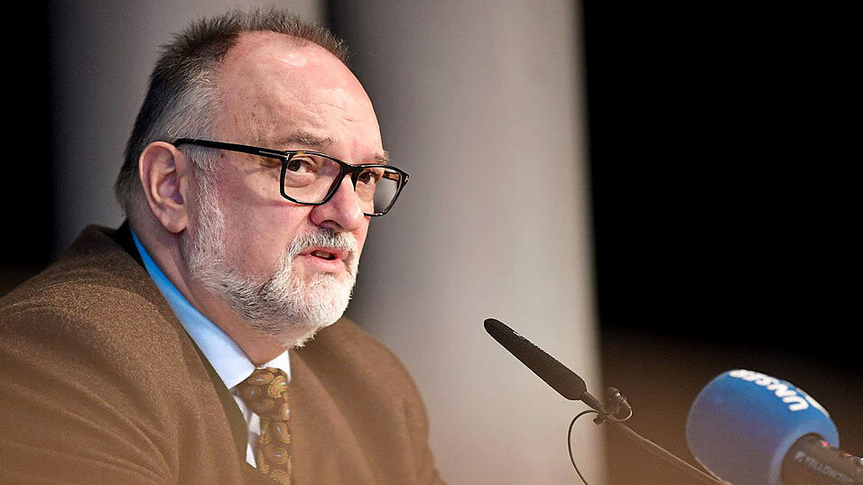 Jürgen Dupper (SPD), Oberbürgermeister von Passau, informiert auf einer Pressekonferenz über die neuen Auflagen der Stadt. Jürgen Dupper (SPD), Oberbürgermeister von Passau, informiert auf einer Pressekonferenz über die neuen Auflagen der Stadt.