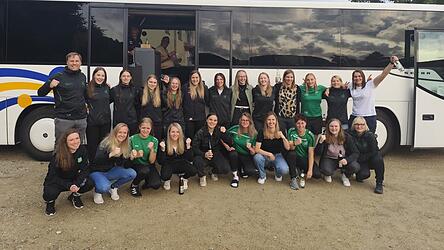 Zwar reichte es für die Damen des SV Thenried letztendlich knapp nicht zur Landesliga-Meisterschaft, jedoch war man im Anschluss an den Auswärtssieg auch mit der Vizemeisterschaft sichtlich zufrieden.