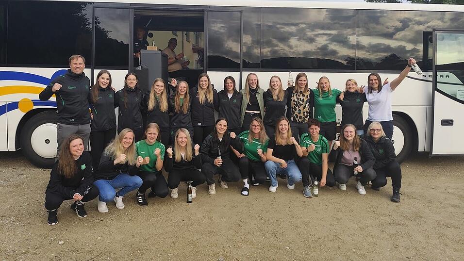 Zwar reichte es für die Damen des SV Thenried letztendlich knapp nicht zur Landesliga-Meisterschaft, jedoch war man im Anschluss an den Auswärtssieg auch mit der Vizemeisterschaft sichtlich zufrieden.