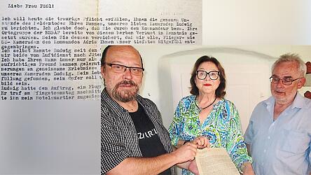 Der Brief vom 3. Juni 1944 ist ein seltenes Zeitdokument (links oben). Brigitta Freihöfer übergab an Bernhard Zirngibl und Hans Seidl einen Brief aus dem Jahre 1944 mit authentischer Schilderung des Stuka-Abschusse (rechts unten).