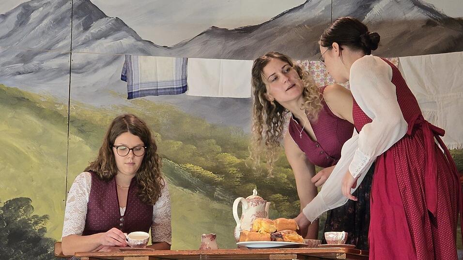 Vor idyllischer Bergkulisse gab es allerhand &Auml;rgernisse. Schuld war ein vermeintlich verr&uuml;ckter Hahn.